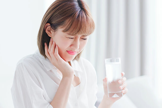 歯がしみている女性