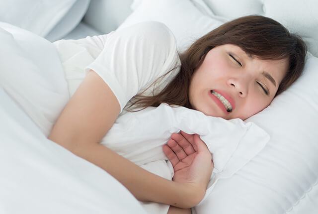 歯ぎしりしている女性