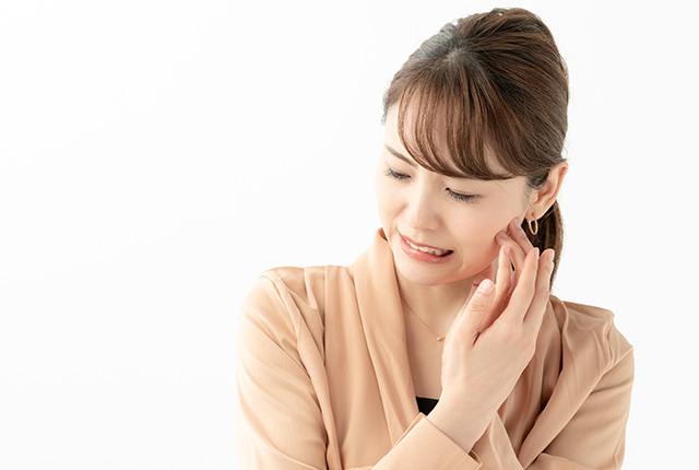 口の中を痛がる女性